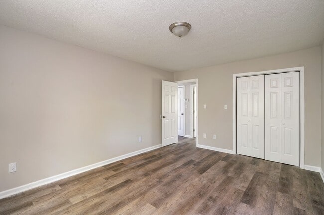 Building Photo - 101 Raintree Ln