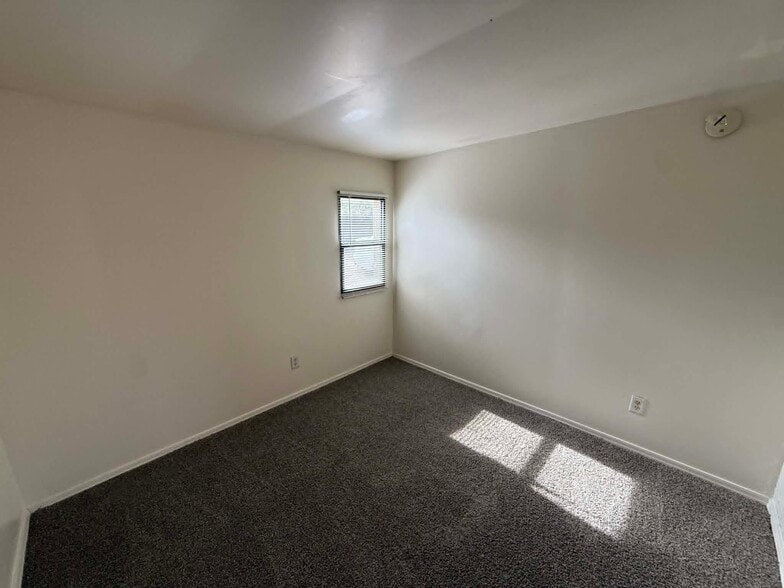 Building Photo - 1137 E Adelaide Dr