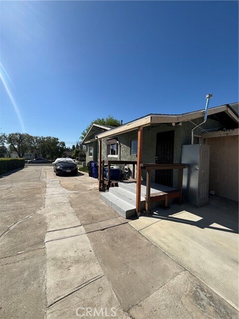 Building Photo - 646 W Belmont St