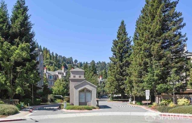 Building Photo - 220 Caldecott Ln