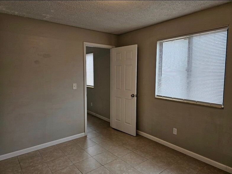 Building Photo - 815 S Emporia St