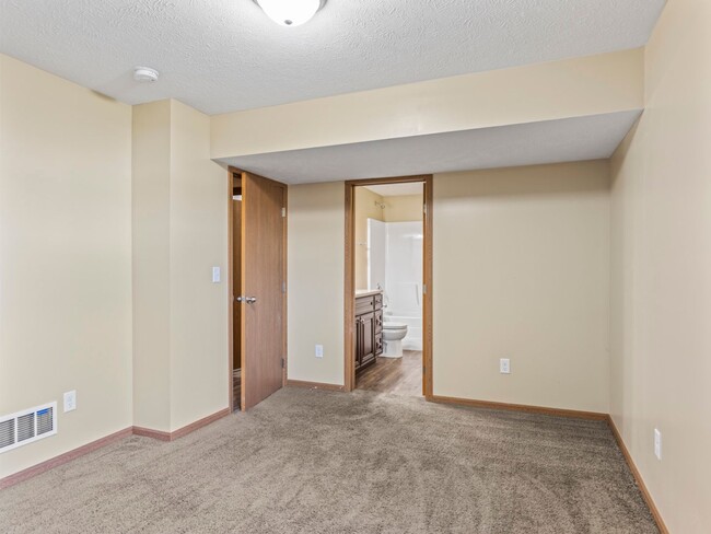 Building Photo - Beautiful Finishes in Newer Neighborhood