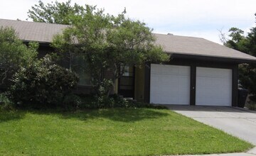 Building Photo - NE ENCHANTED MESA 3/BD 2/BA 2/CG