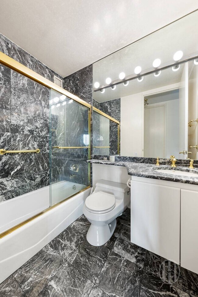 Building Photo - 401 E 84th St