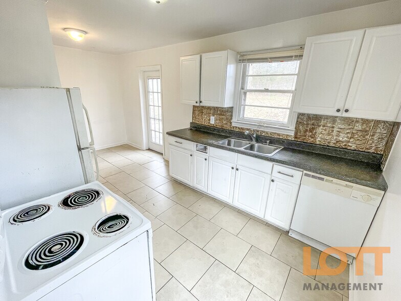 Building Photo - 323 Welcome Ave