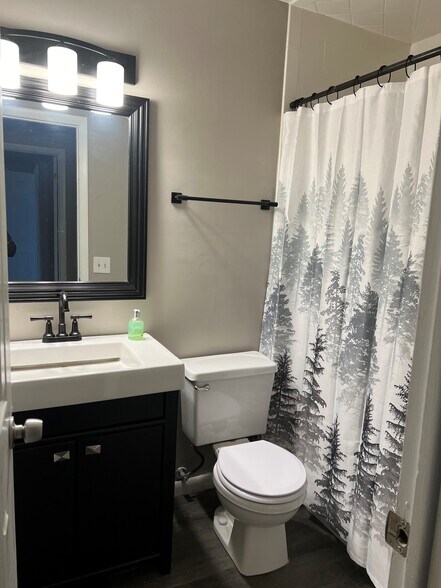 Building Photo - 770 N Main St