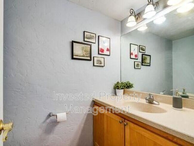 Building Photo - 1243 Vine St