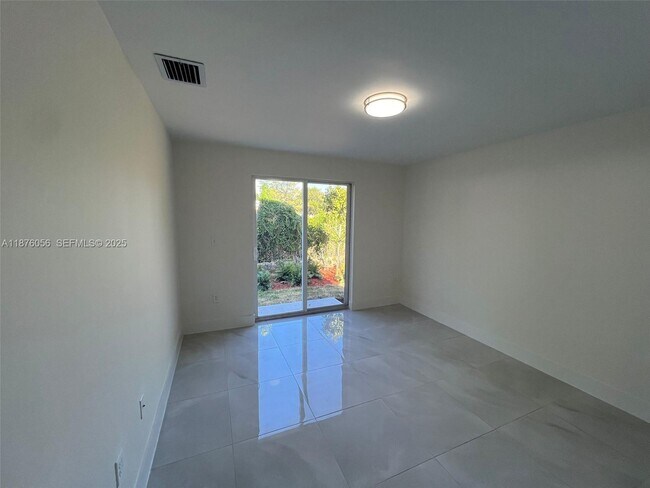 Building Photo - 4615 NW 15th Ct