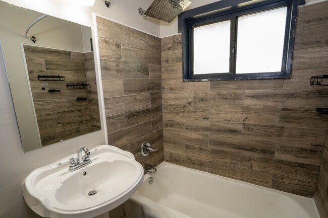 Building Photo - 3 Bed 1 Bath MIDTOWN home!!