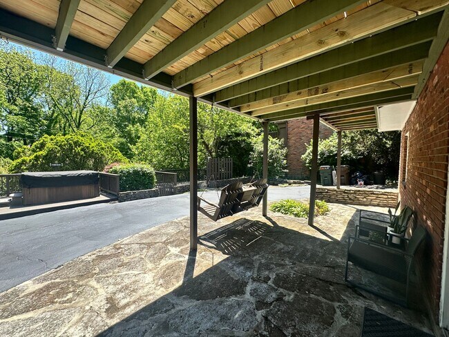 Building Photo - Charming Walk-Out Ranch in Sought-After Ba...