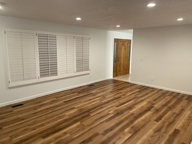 Building Photo - Spacious 5-Bedroom Home Near Little Cotton...