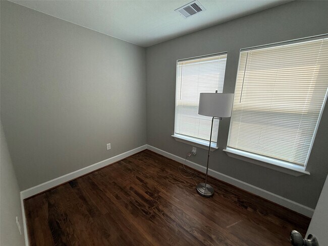 Building Photo - 1146 Majestic St