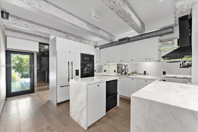 Building Photo - 6011 N Bayshore Dr