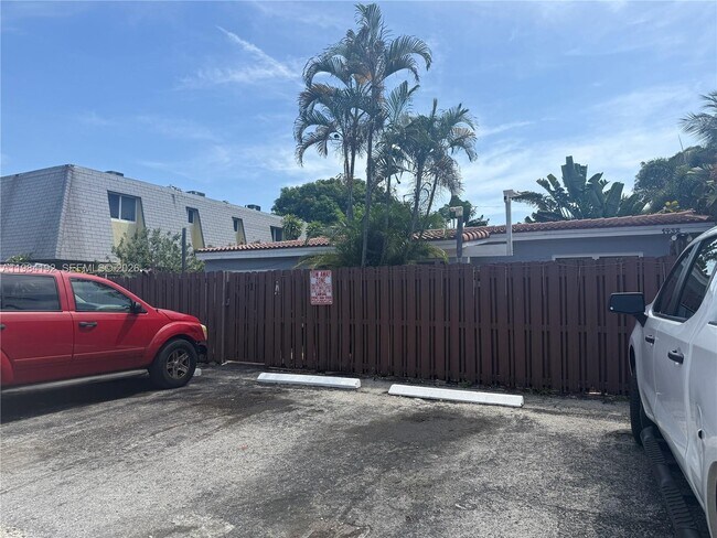 Building Photo - 1432 NE 5th Ave