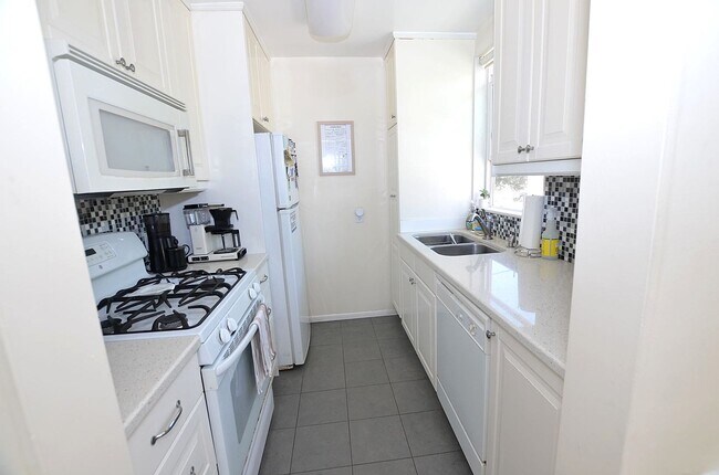 Building Photo - 2 Bedroom/1 Bath Unfurnished Back house 2nd floor