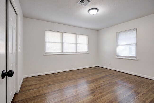 Building Photo - 806 Denison Dr