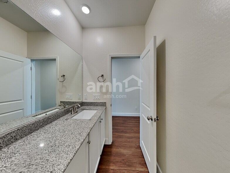 Building Photo - 5915 W Larkspur Dr
