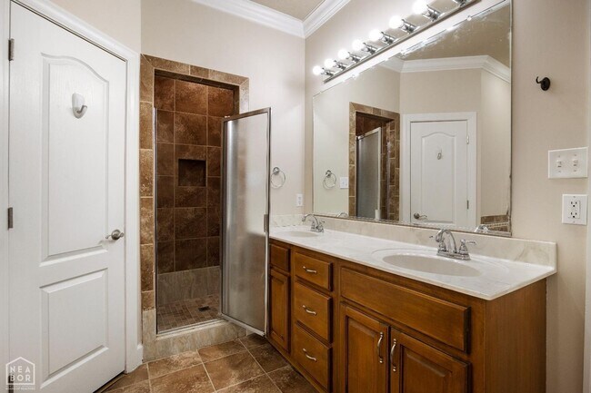 Building Photo - 4801 Lochmoor Cir