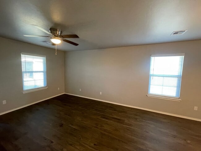 Building Photo - 55+ Community! 2 bedrooms, 2 full bathrooms, stainless appliances, quiet safe community for ages ...