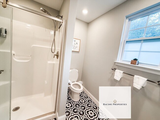 Building Photo - Furnished One Bedroom Available NOW!