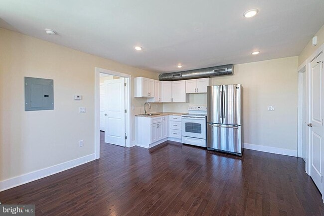 Building Photo - 527 S 21st St