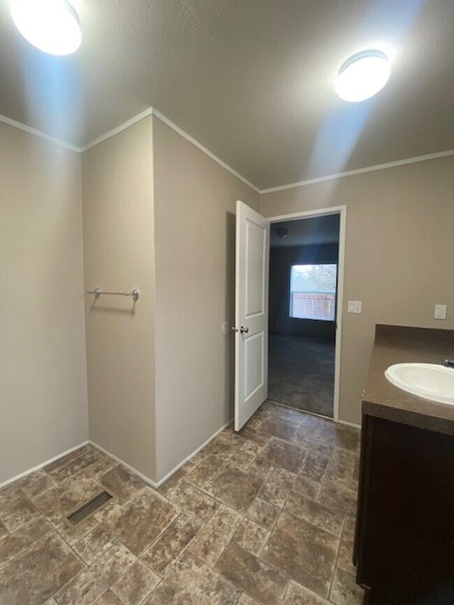 Building Photo - Private Country Living 3 Bedroom Home!