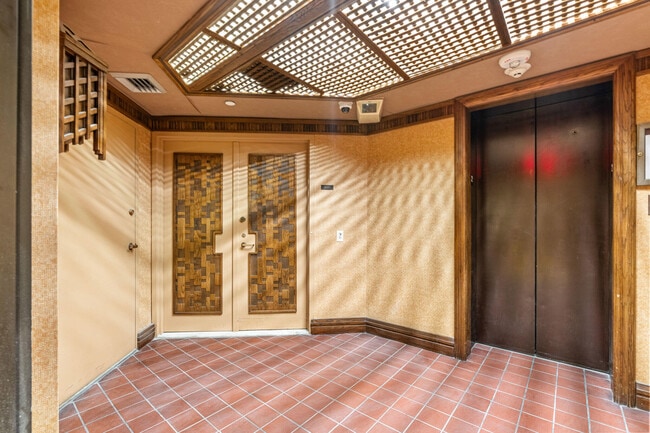 Building Photo - 520 Brickell Key Dr