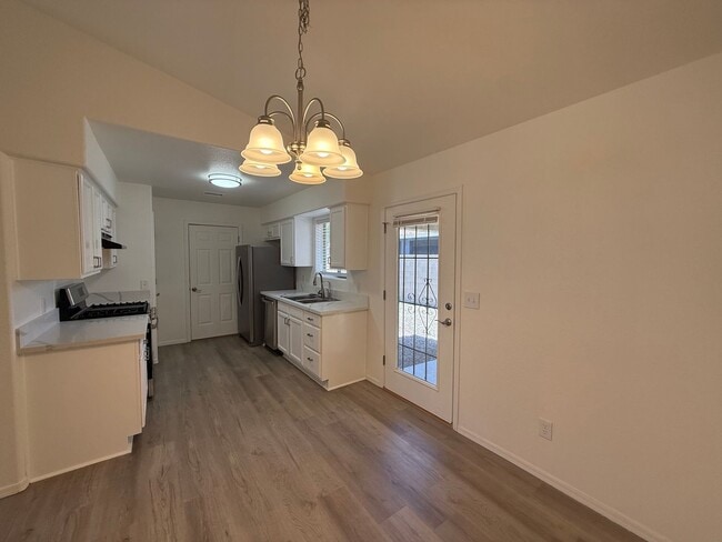 Building Photo - 3 Bedroom 2 Bathroom Home