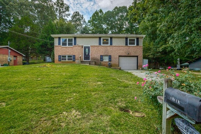Building Photo - Spacious House in Hixson