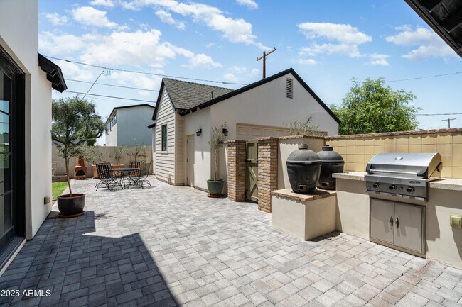 Building Photo - 4901 E Amelia Ave