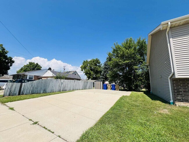 Building Photo - KHR-2708-48-S