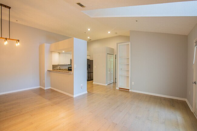 Building Photo - Lovely 2 BR/2 BA Condo in Germantown!
