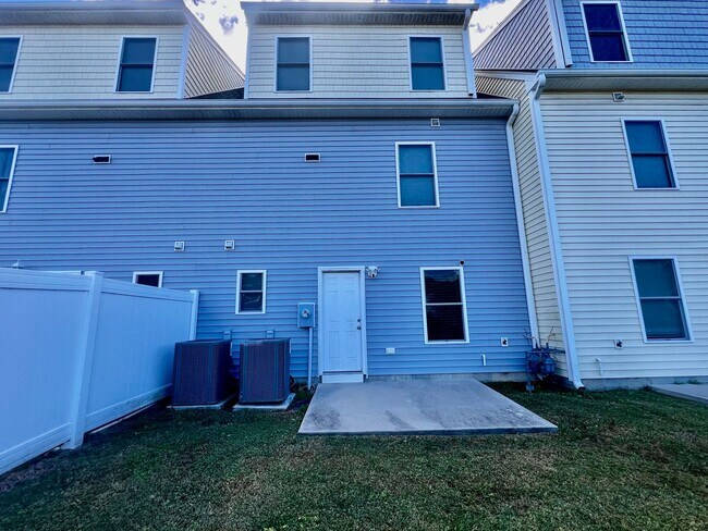 Building Photo - Tri-Level Condo – Pets Welcome, Washer & D...