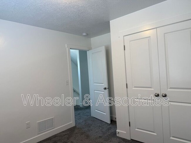 Building Photo - 320 38th St