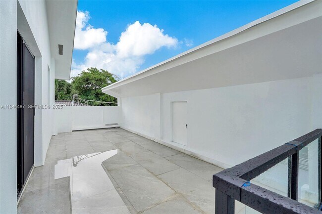 Building Photo - 972 SW 44th Ave