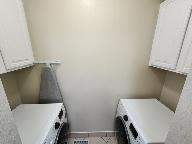 Building Photo - This one made the nice list! 2 bd. STUNNER! Hot Tub! Pet ok!