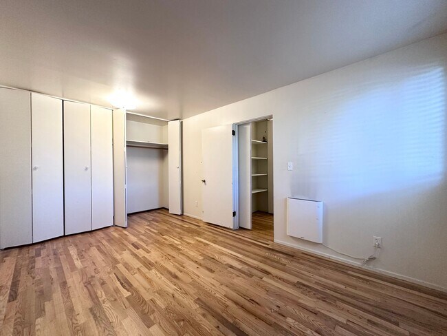 Building Photo - 2 Bed 1 Bath with Back Patio in Montavilla!