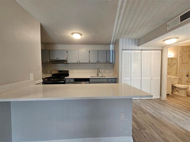 Building Photo - 9481 Highland Oak Dr