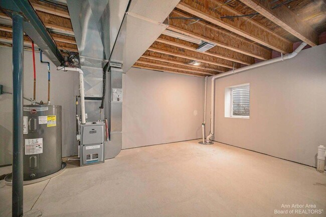 Building Photo - 1 Maple Vlg Ct