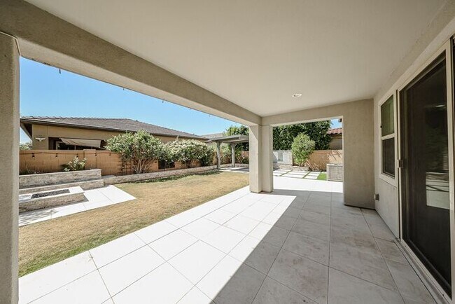 Building Photo - Beautiful 5bedrooms-2Baths Modern Style Home!