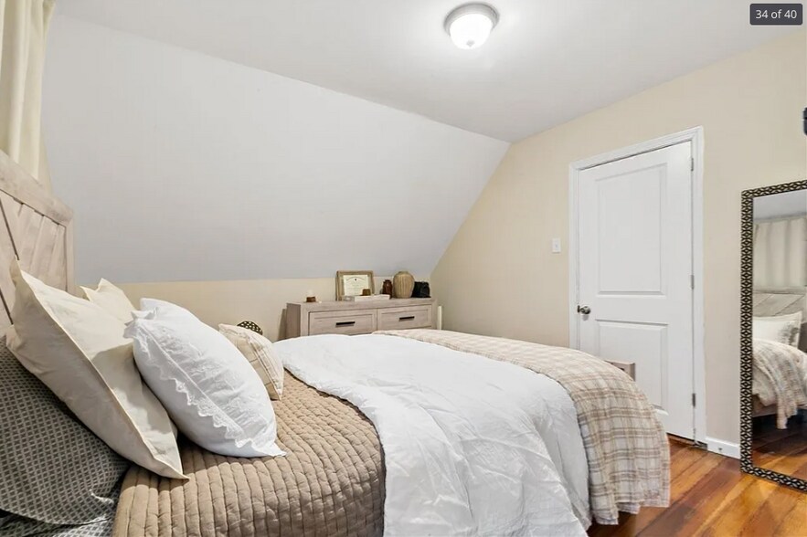 Furnishing are previous tenants, apartment will be unfurnished - 24 Potter St