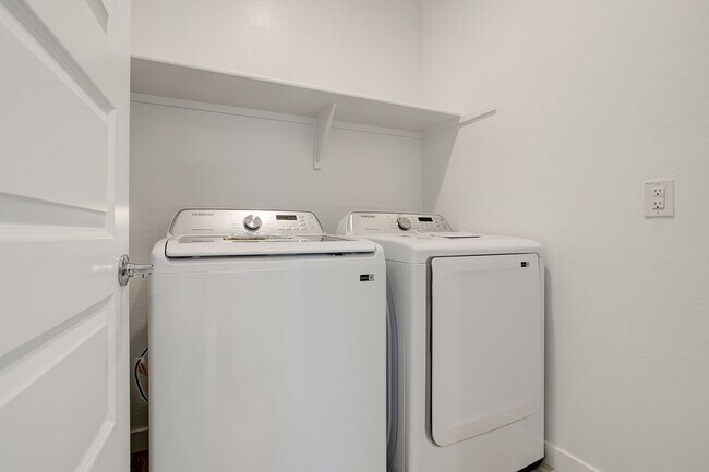 Building Photo - Gorgeous 5 Bedroom Lennar Home built 3 years ago still like new!!!  5 bedrooms in Northern Crossi...