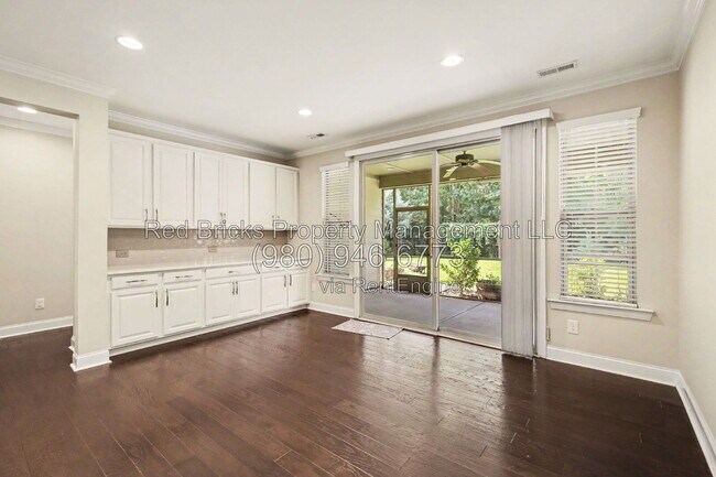 Building Photo - 145 Barclay Dr