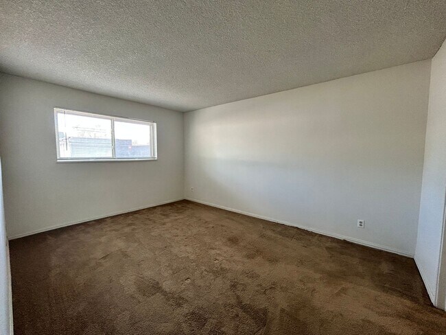 Building Photo - 140 E Highline Cir