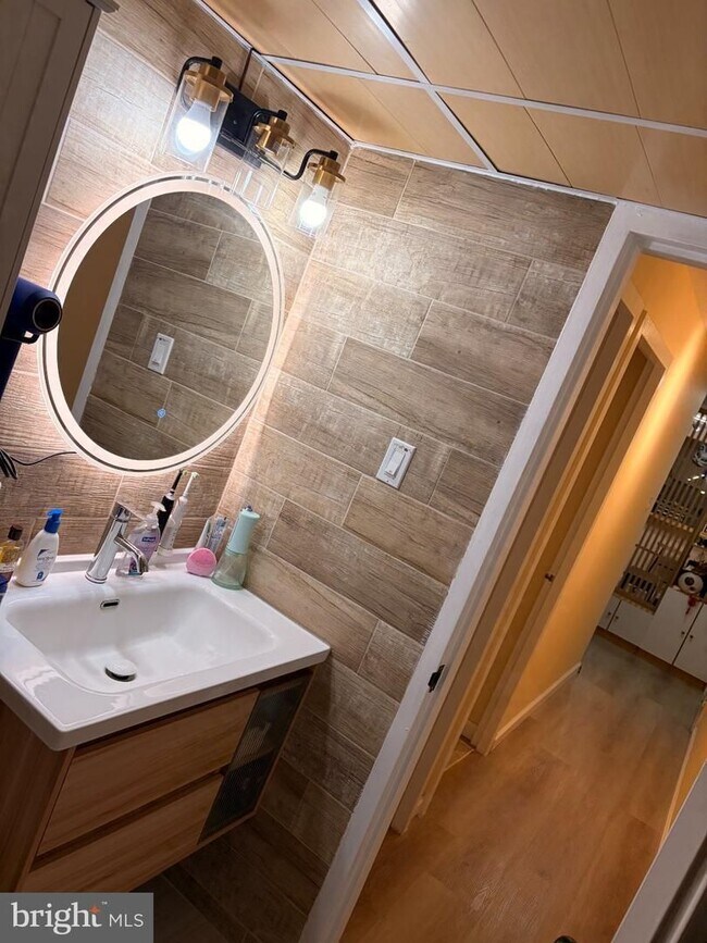 Building Photo - 2B1B unit in Radnor House
