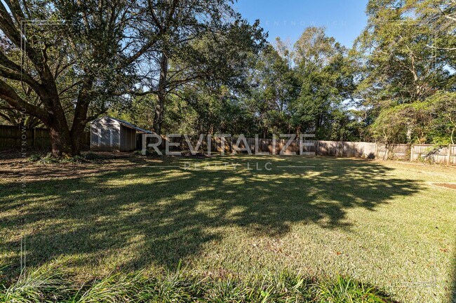 Building Photo - Creole Style 3 Bed 2.5 Bath Home on Oversized Lot