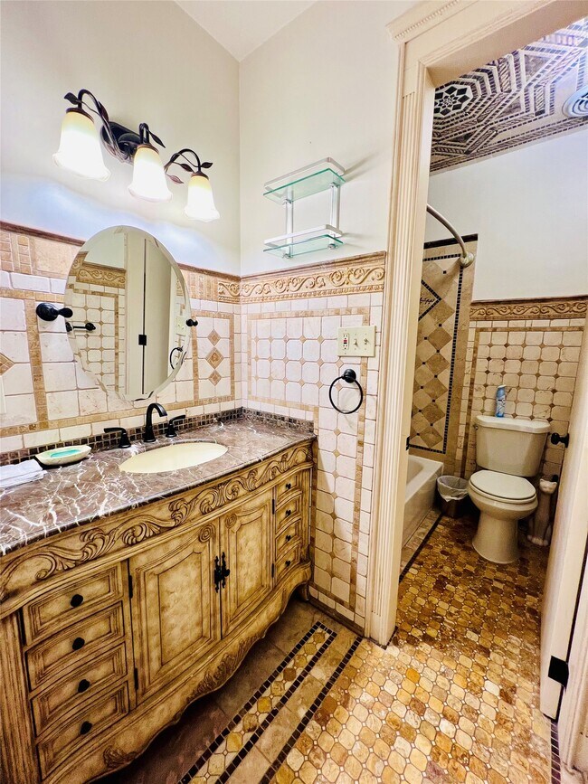 Building Photo - 2100 Tanglewilde St