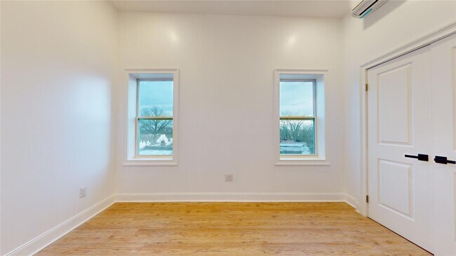Building Photo - 2050 Strauss St