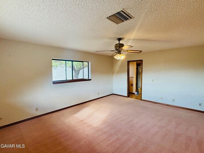 Building Photo - 527 Westlake Dr