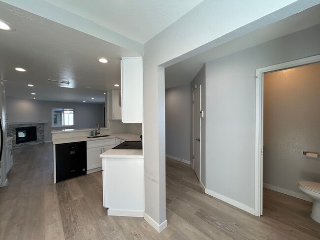 Building Photo - Stunningly Updated 3-Bedroom, 2.5-Bath Tow...